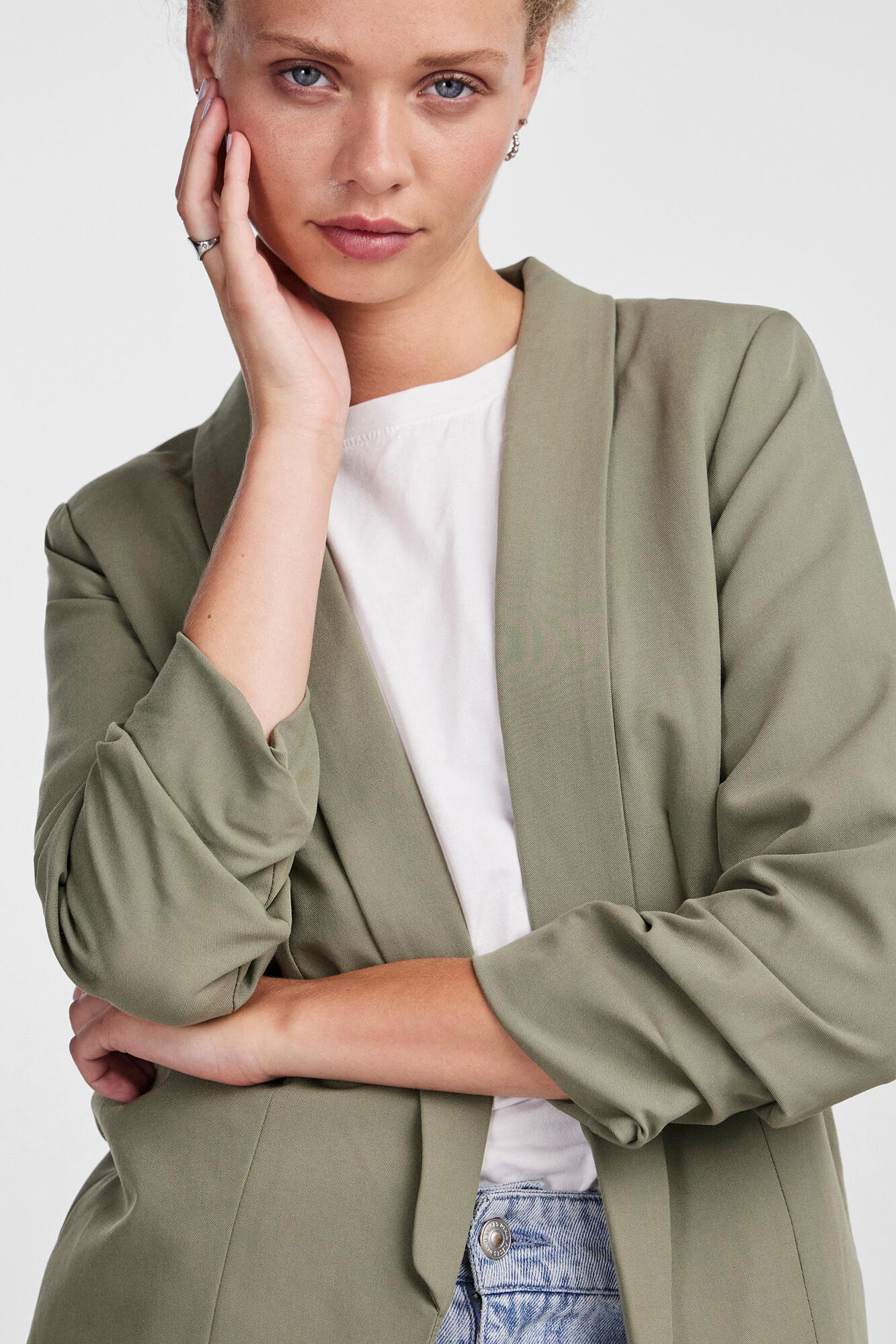 Blazer de manga 3/4 com detalhe de lapela e mangas franzidas. Sem botões.