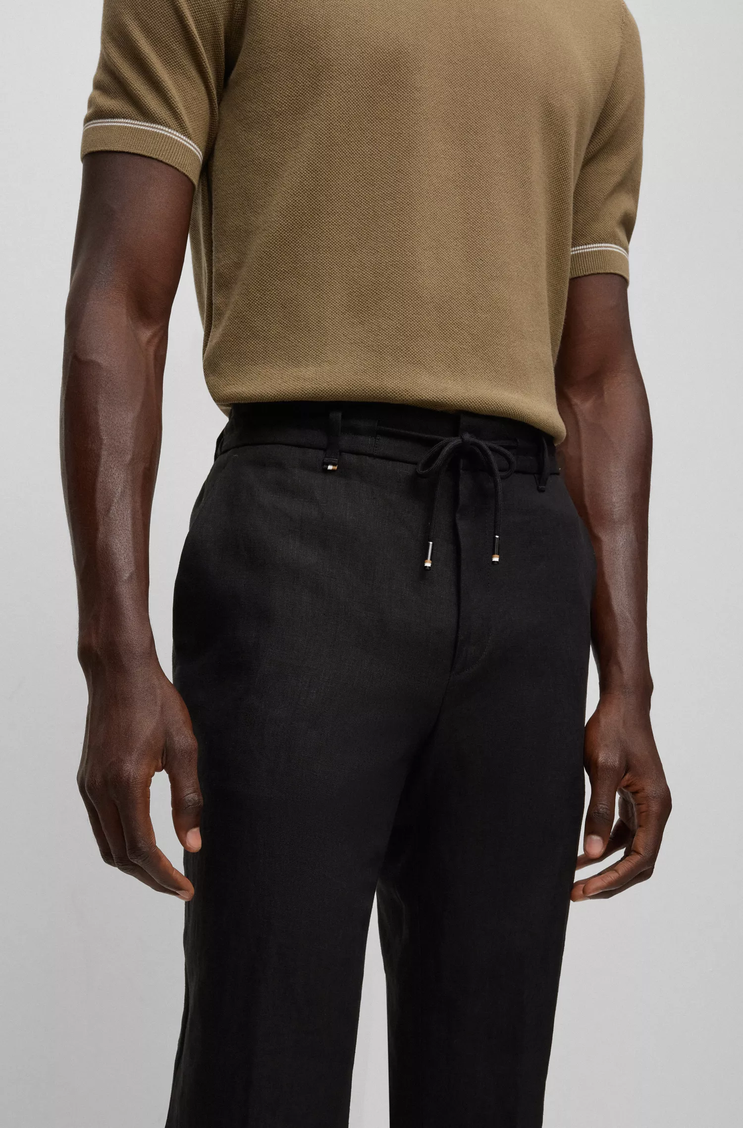 Calça BOSS preta de corte slim em linho com cintura ajustável por cordão.