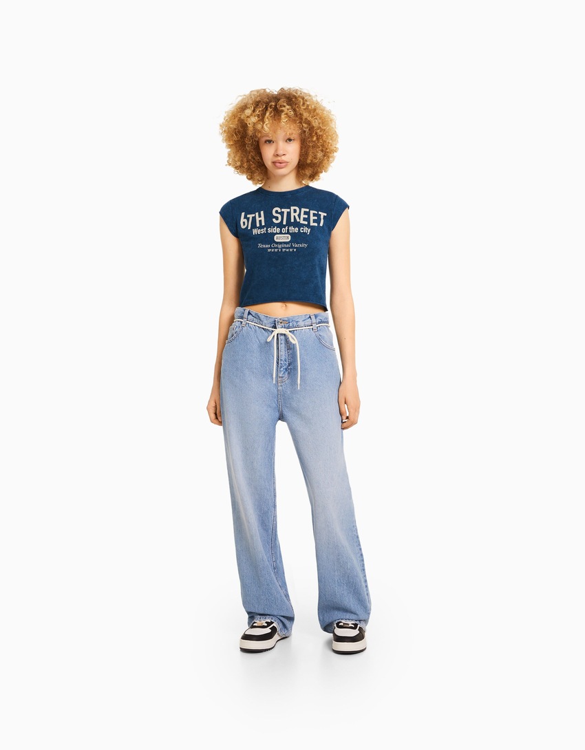 Camiseta cropped de manga curta com estampa