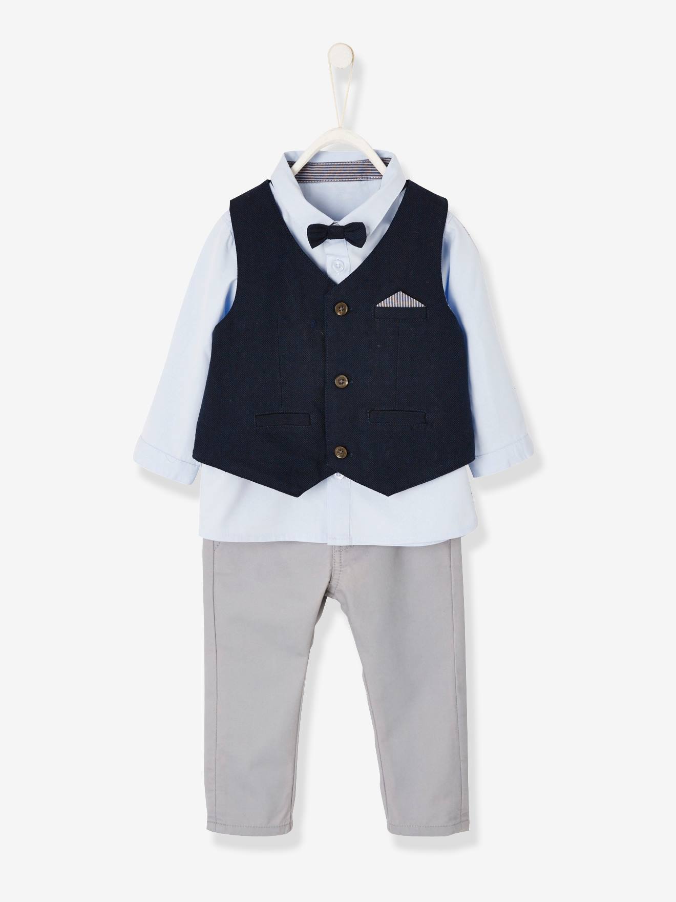 Conjunto formal para bebê menino com colete de tricô, camisa, gravata borboleta e calça azul-escura lisa.