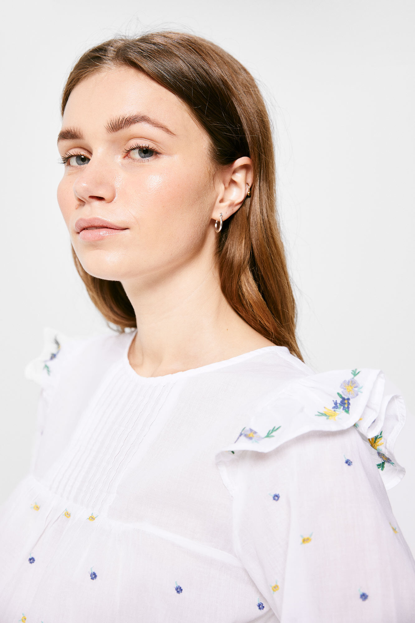 Blusa bordada com bolinhas e babados - Branca