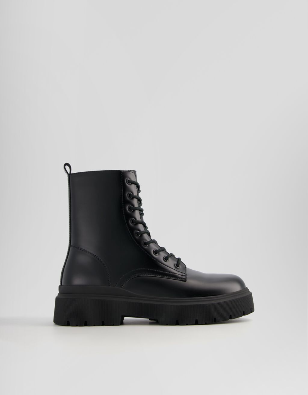 Botas de cano curto com cadarço e sola tratorada para homem