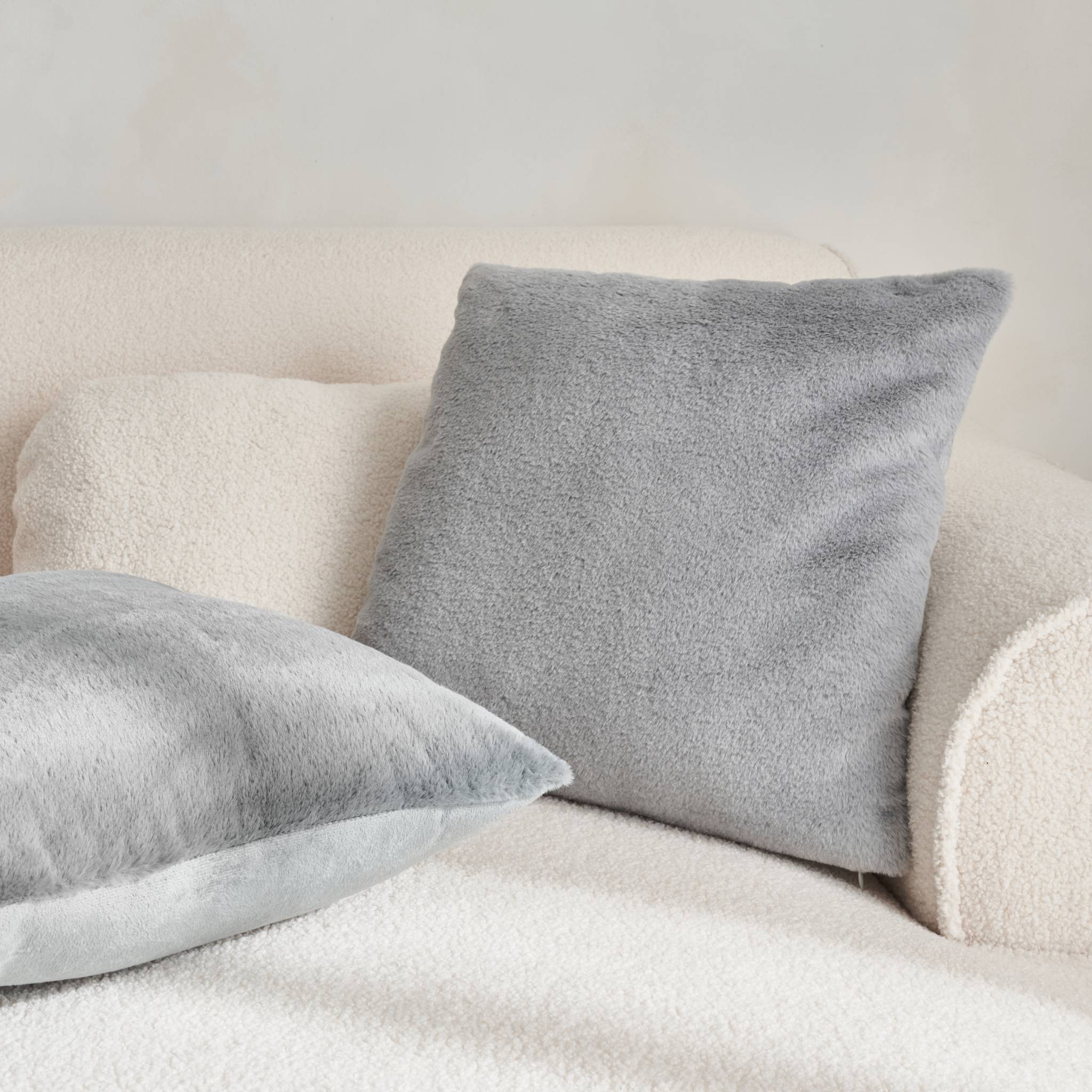 2 coussins gris clair garnis fausse fourrure poils longs 40x40cm - laponie