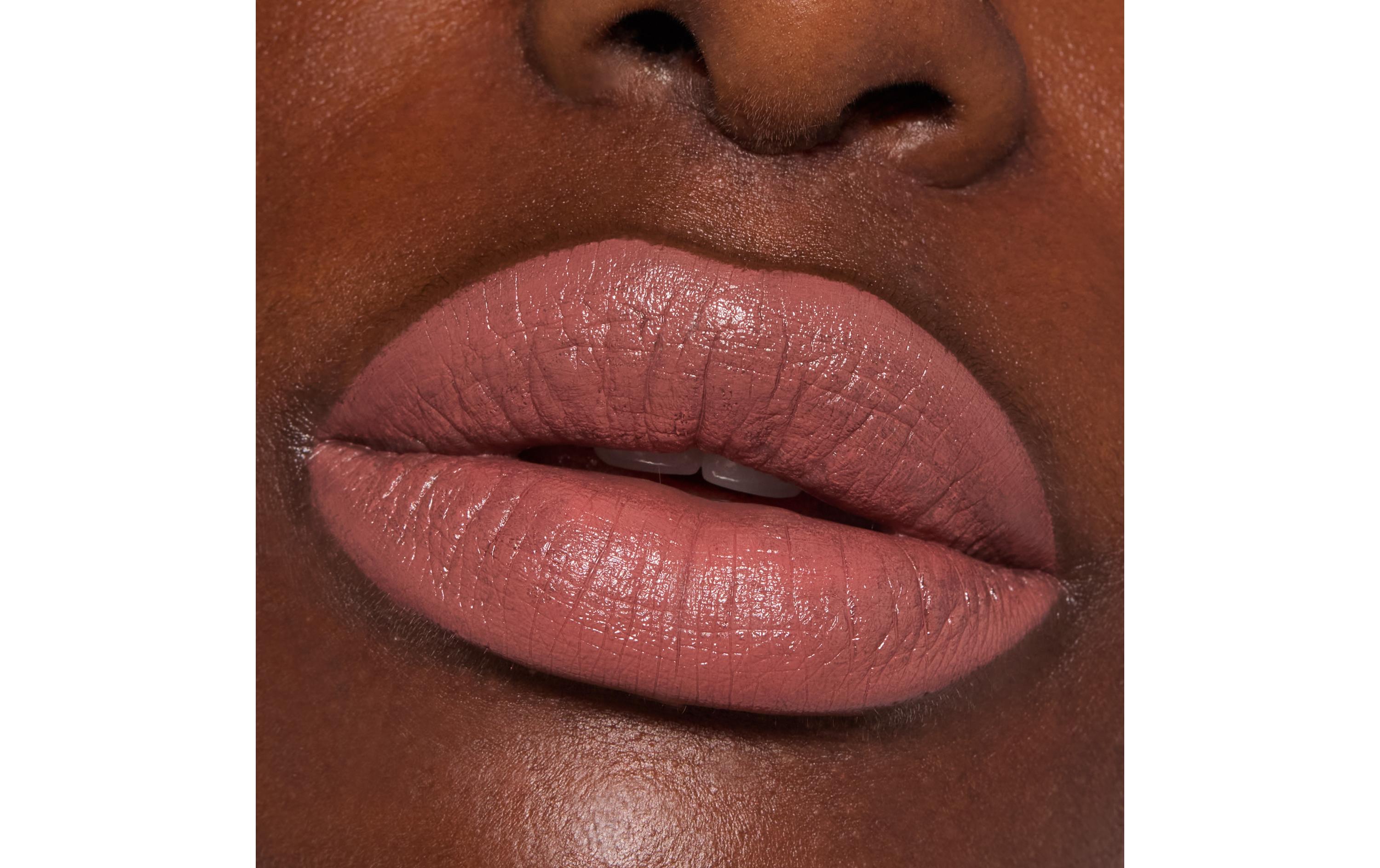 Lip Liner Creamy Nudes 010 Mocha Me HappyLippenstift in einem warmen Dunkelbraun für eine präzise Konturierung und weiche Lippen