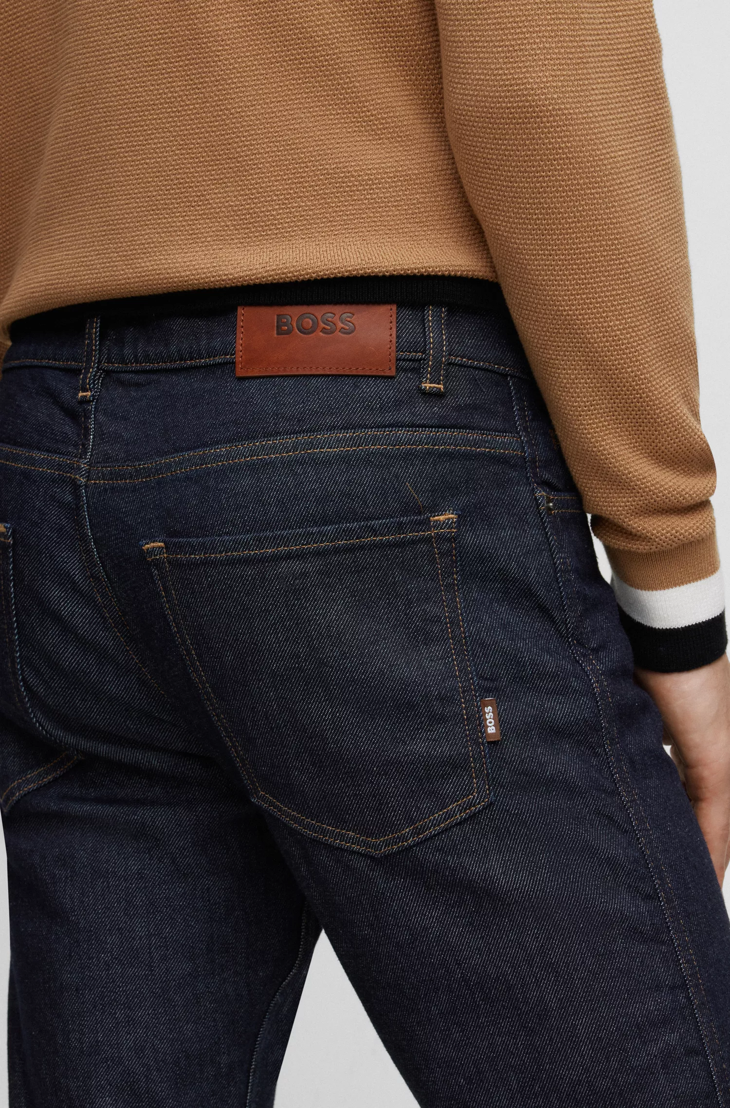 Calça jeans BOSS preta, corte slim, em denim azul-escuro com elasticidade confortável.