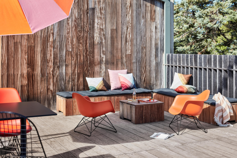 Vitra Eames LAR loungestoel wit onderstel, Rusty Orange