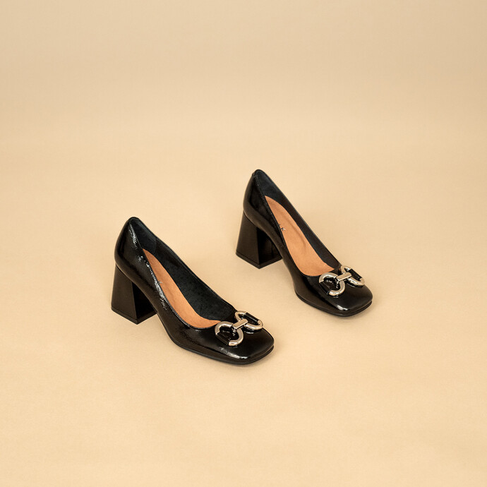 Escarpins à boucles argentées  en cuir vernis noir plissé