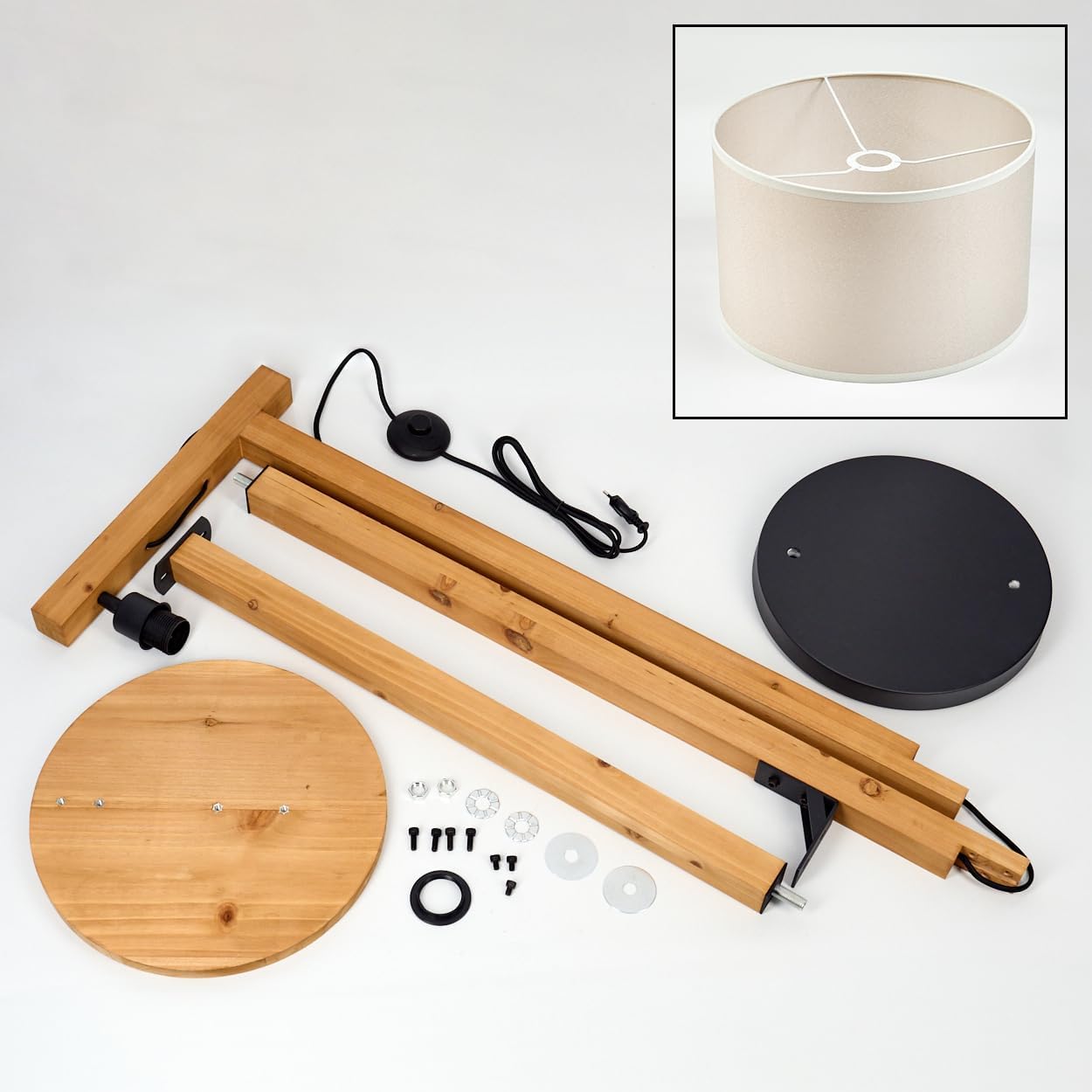 Stehleuchte Bassagoda, Stehlampe aus Holz/Metall/Stoff in Natur/Schwarz/Beige/Weiß, Leuchte im skandinavischen Design, Ø 50 cm, Ablagefläche u. Fußschalter, Höhe 171,5 cm, 1 x E27, ohne Leuchtmittel