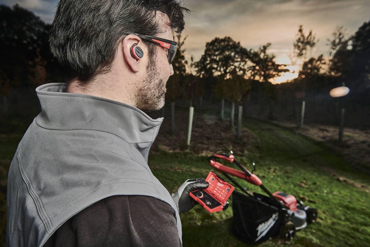 Milwaukee L4 RLEPB-301 Gehoorbescherming met Bluetooth® REDLITHIUM™ 3.0Ah USB batterij - 4933478750