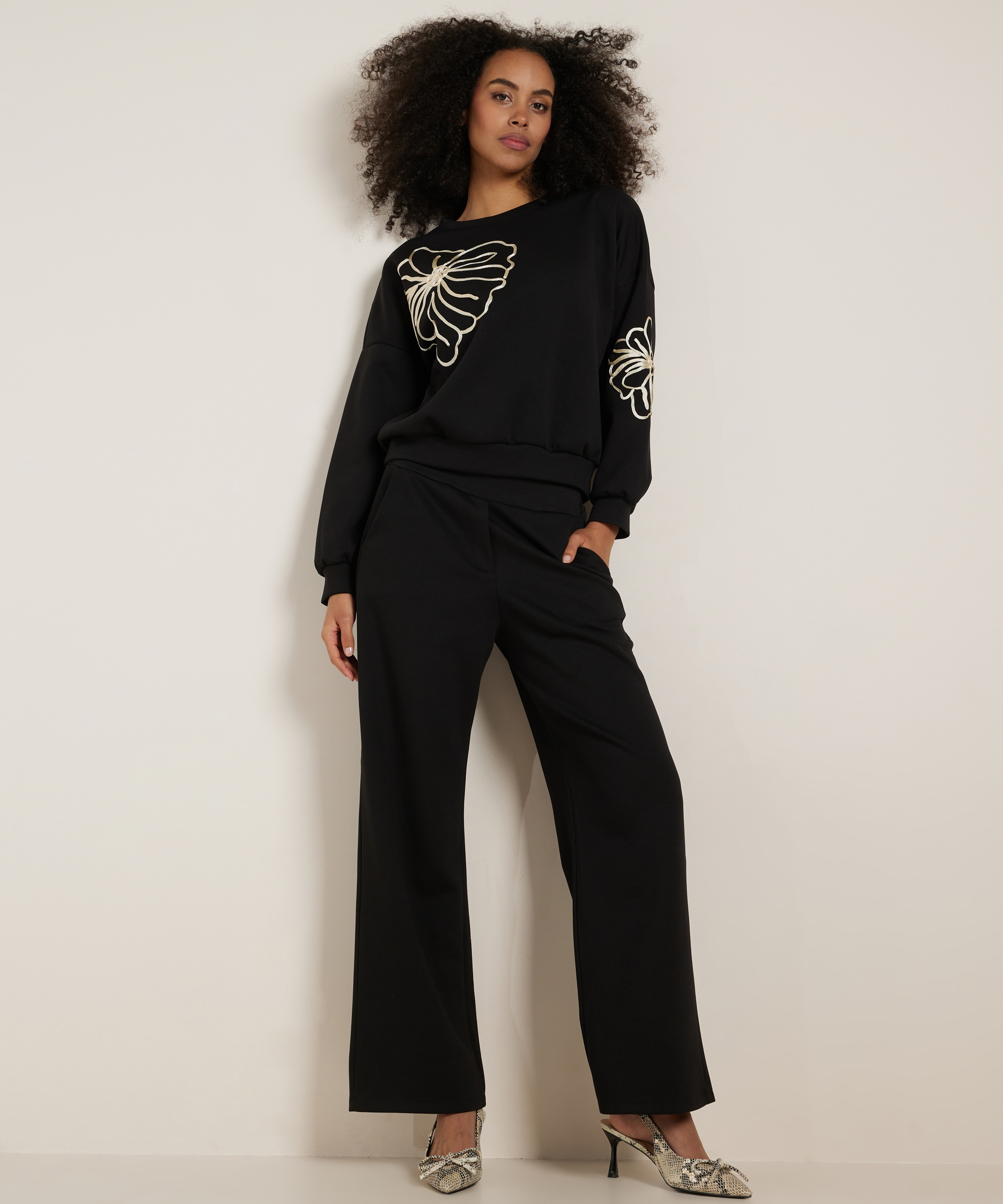 trui met bloem embroidery