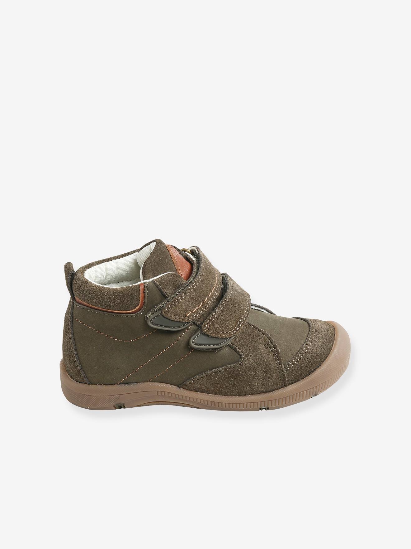 Botas com tiras autoadesivas para crianças com necessidades especiais de mobilidade, cor verde-escura lisa.