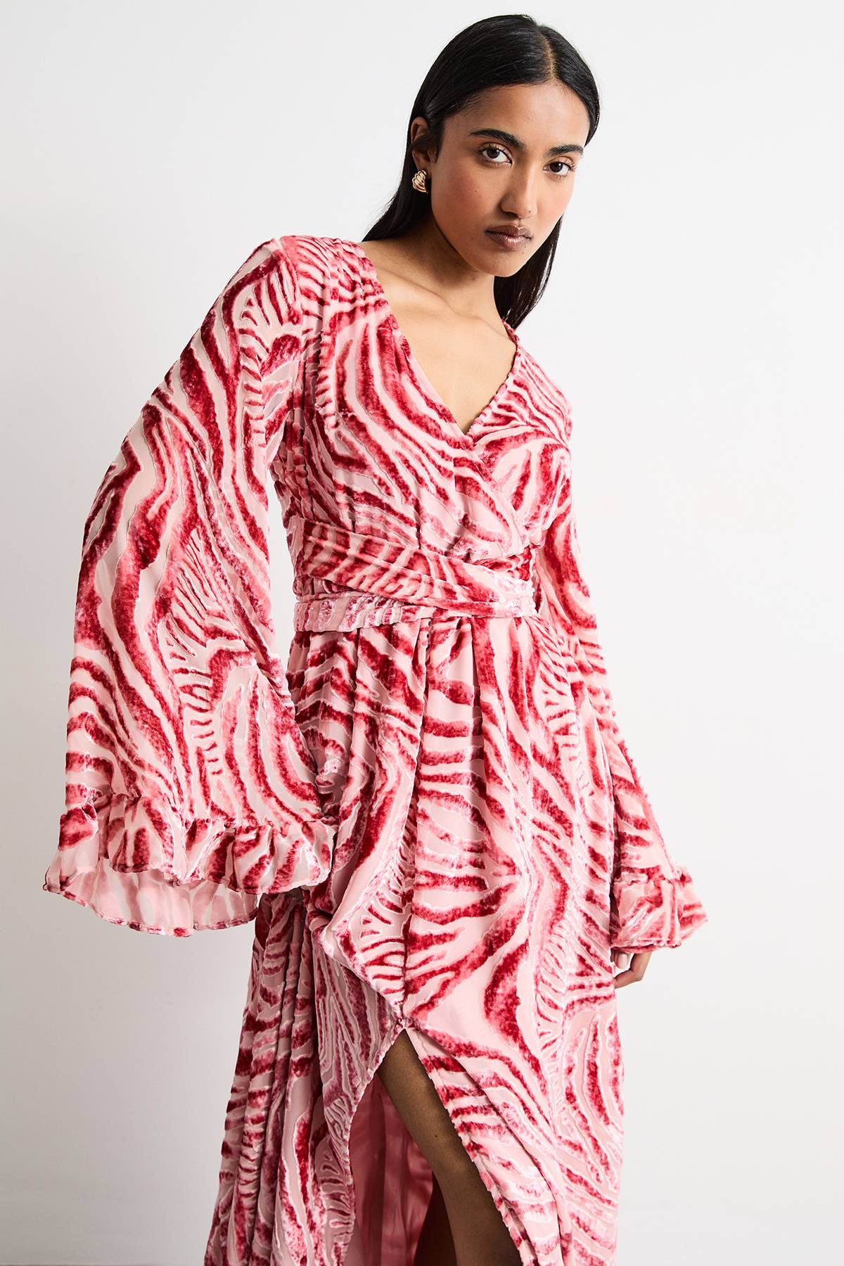 Warehouse Robe Maxi en Velours Dévoré à Décolleté Plongeant et Manches Évasées avec Ceinture
