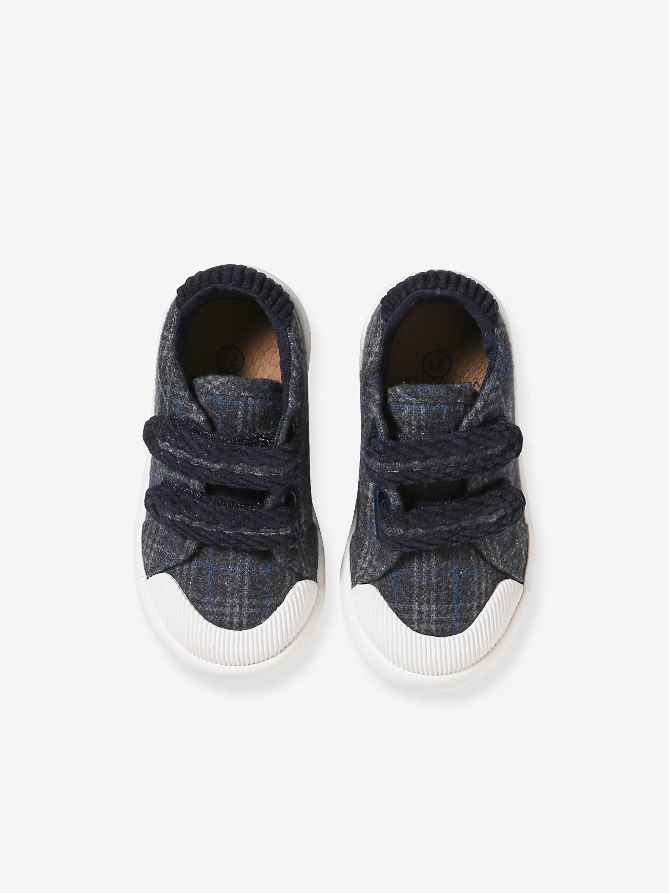Tênis de lona infantil com fecho de velcro, xadrez cinza.