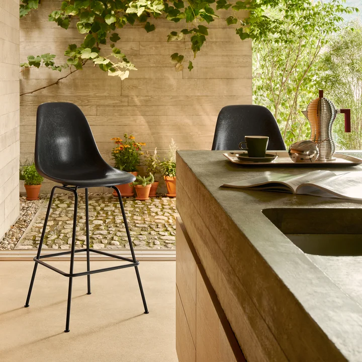 Vitra - Eames Fiberglass Barstuhl, medium, basic dark / parchment (Filzgleiter)