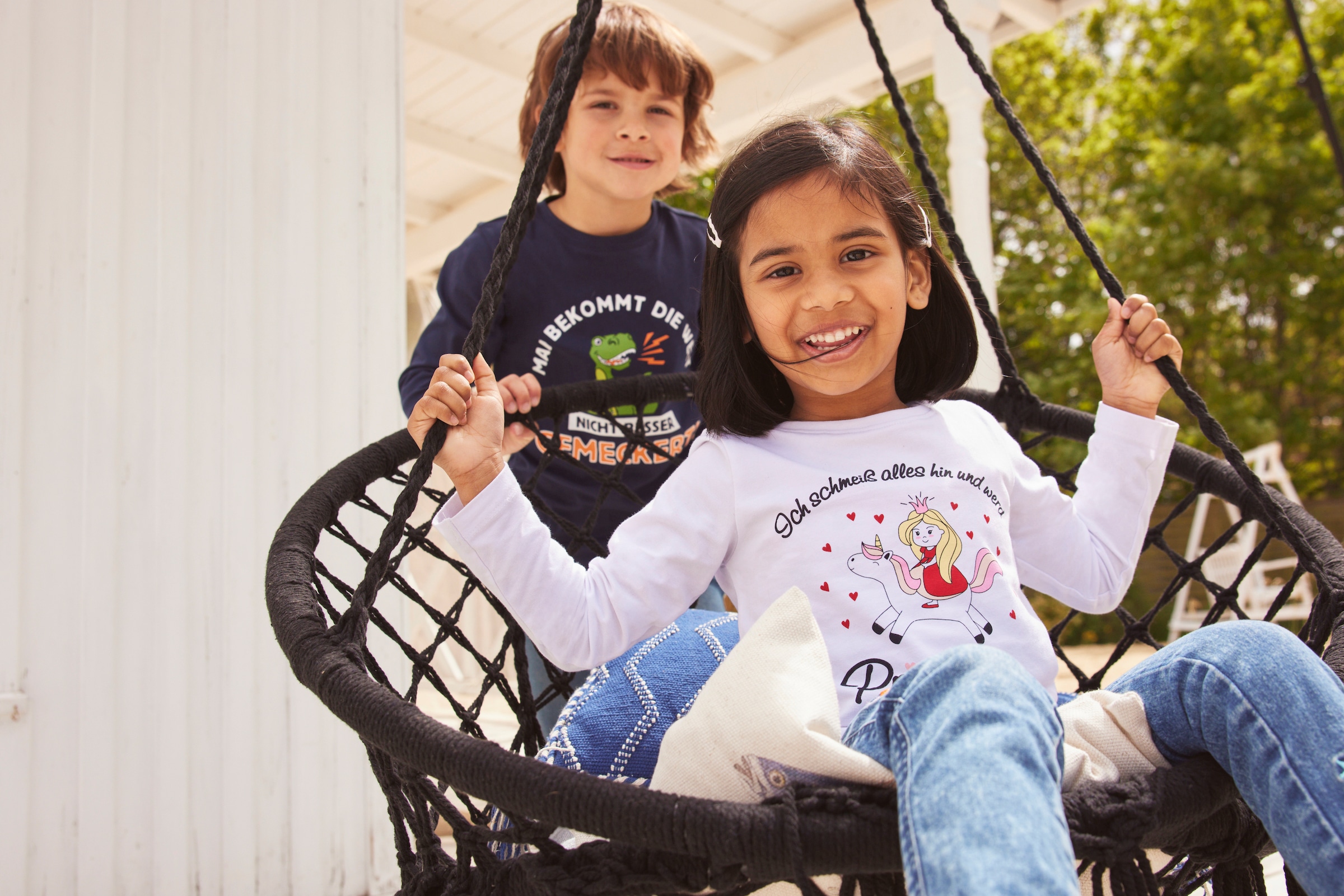 KIDSWORLD Stretch-Jeans », Basic Jeans mit toller Stickerei«, schmale Beinform,  mit verstellbarem Gummizug am Bund,  lang