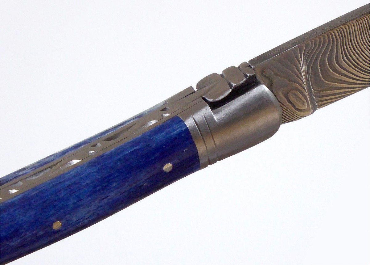 Couteau Laguiole avec un manche en Os de girafe teinté bleu