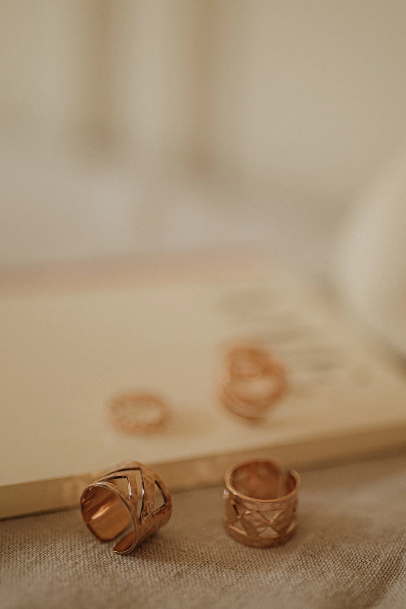 LOU - Bague martelée plaqué or | Rose