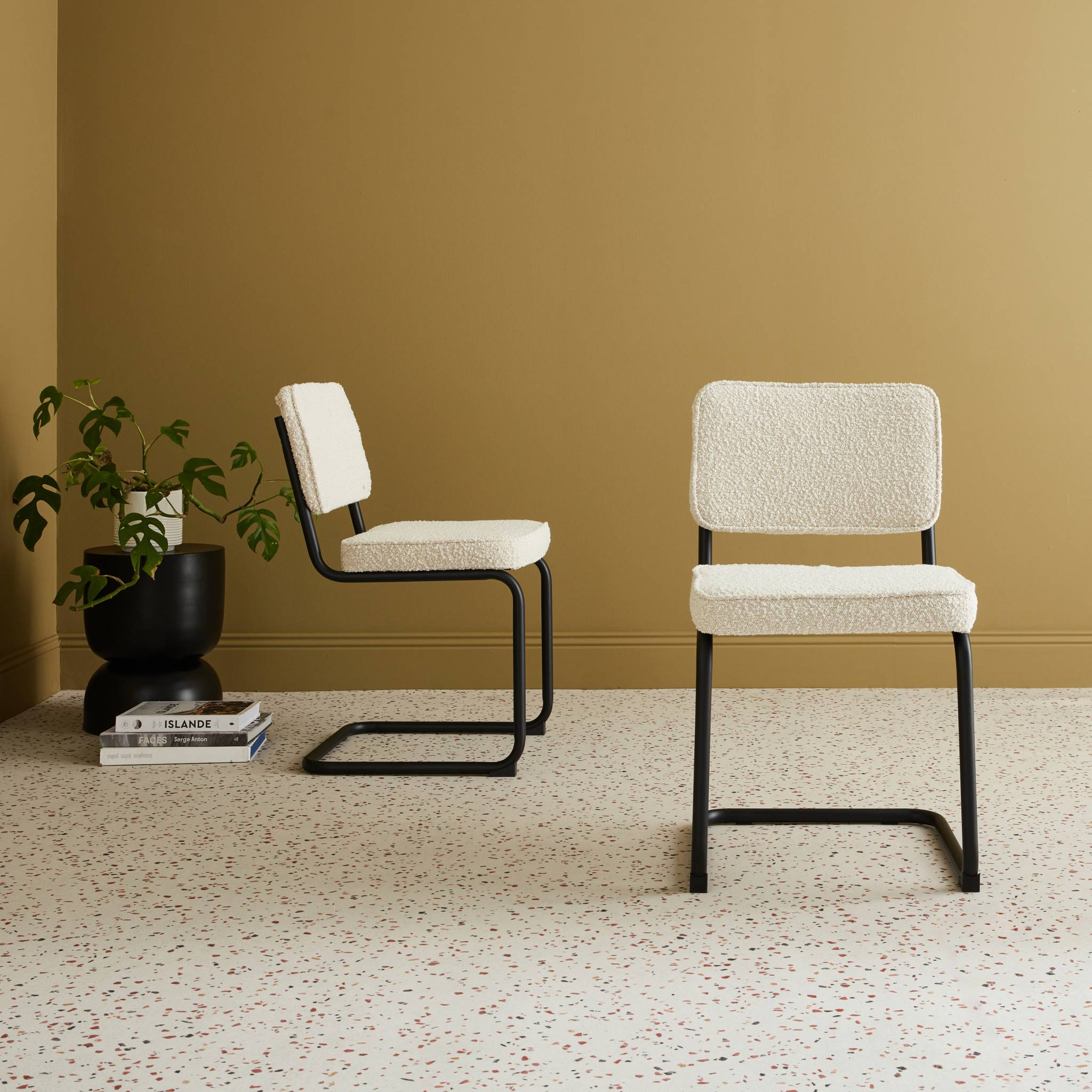 Lot de 2 chaises cantilever bouclette texturée blanc cassé. Maja. L46 x p54.5x h84.5cm