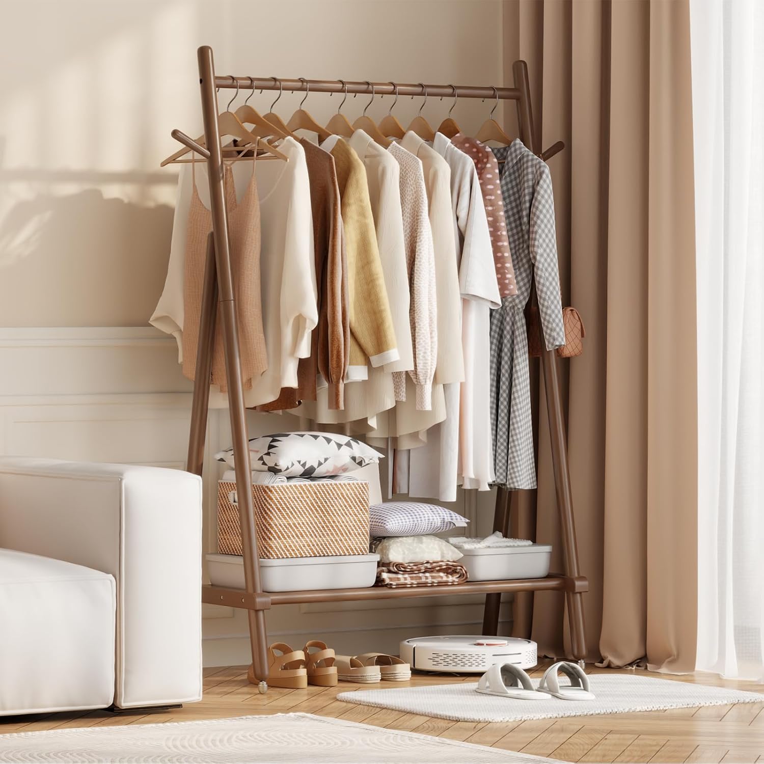 AQIMUELE Kleiderständer, Mobiler Garderobenständer aus Massivholz, Garderobe, Kleiderablage, mit Stange, Regal und 4 Haken, Einfache Montage, für Schlafzimmer und Garderobe (Walnuss - mit Rollen)