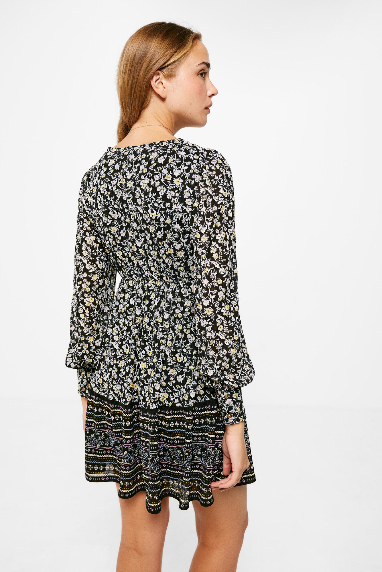Vestido curto com flores e bordados