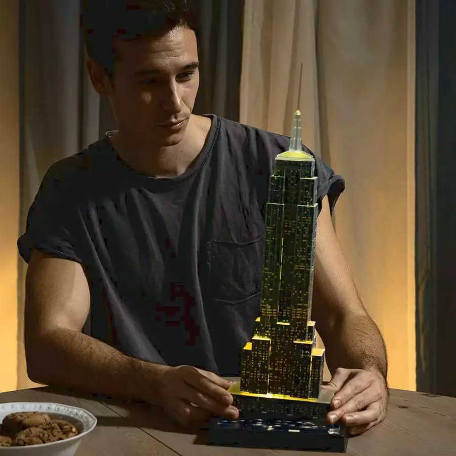 Ravensburger Empire State Building bei Nacht bunt