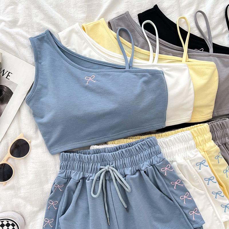 Babique - Set: Asymmetrische crop top met strikborduursel + korte broek met trekkoord in de taille