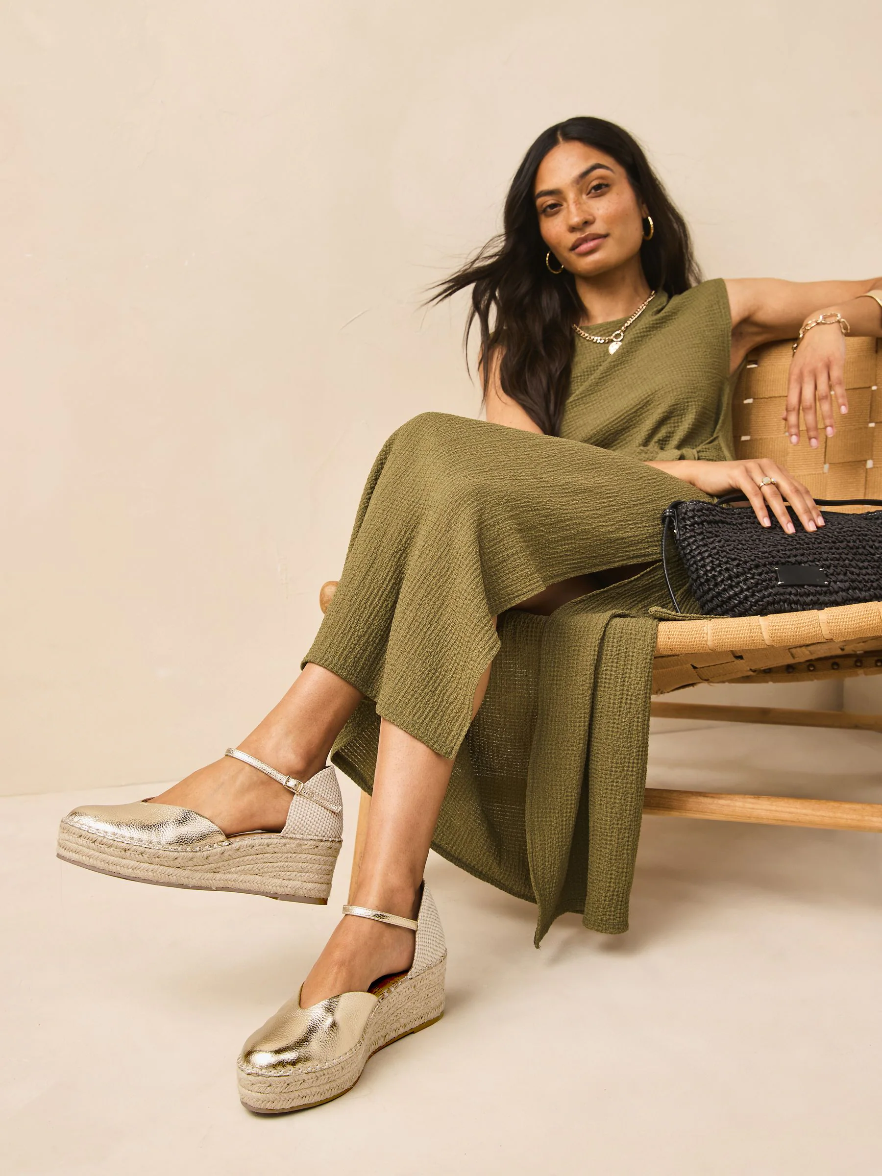 Goud - Espadrilles met sleehak en plateauzool met gesloten neus