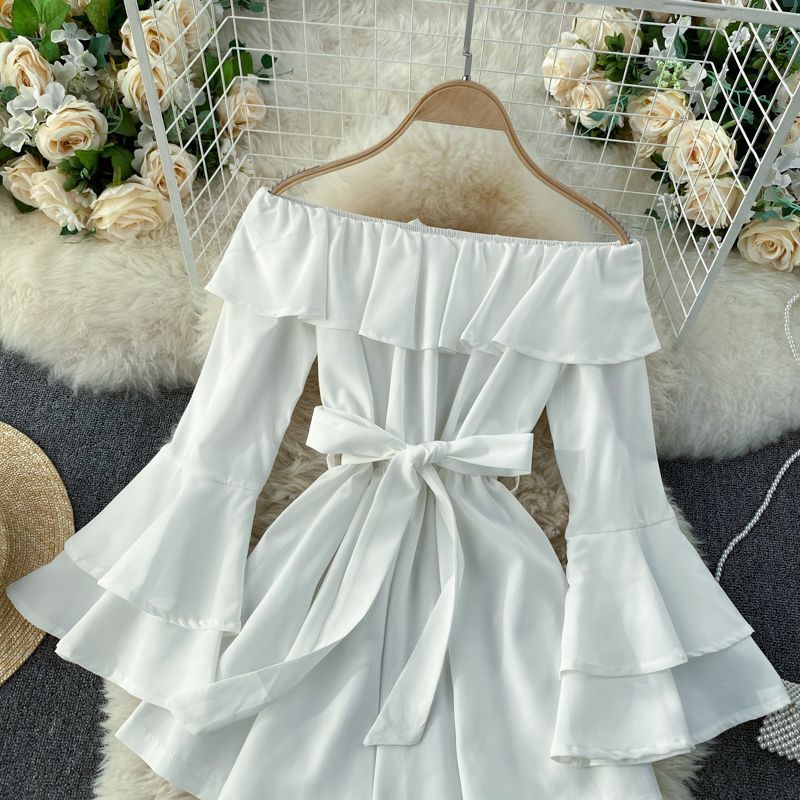 Lucuna - Romper met klokmouwen, off-shoulder en strikceintuur
