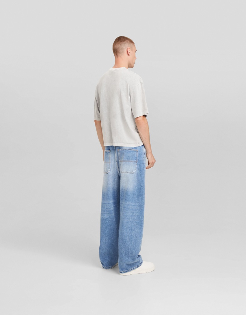 calça jeans estilo skater com efeito desbotado