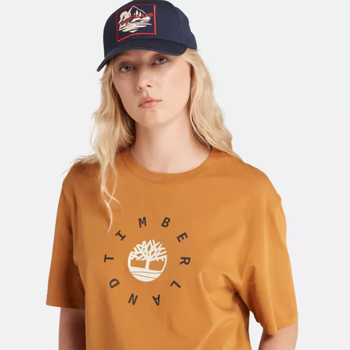 Camiseta feminina com logo da estação em amarelo escuro.