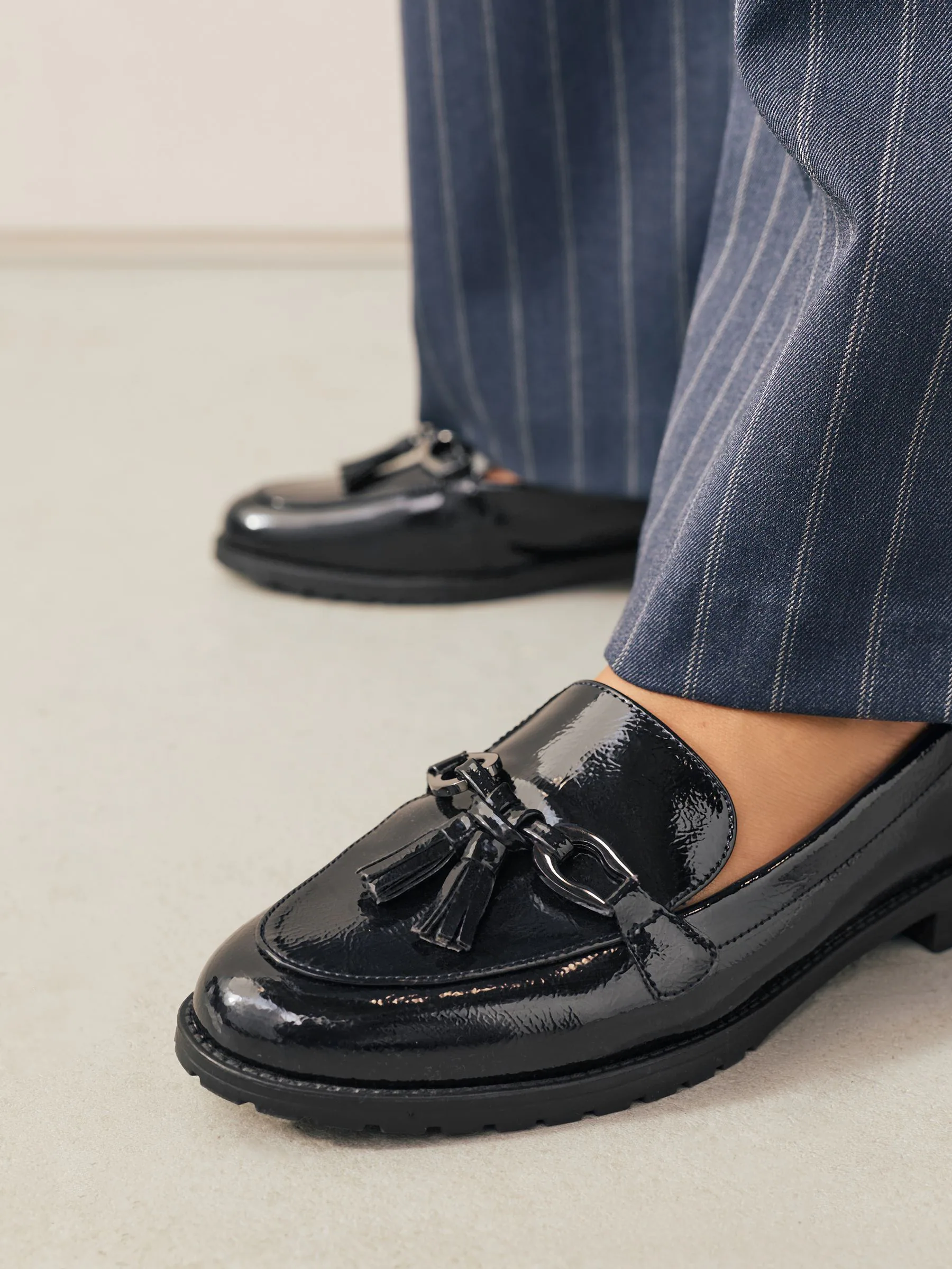 Donkerblauw lakleer - Patent kwastje hardware detail Instappers