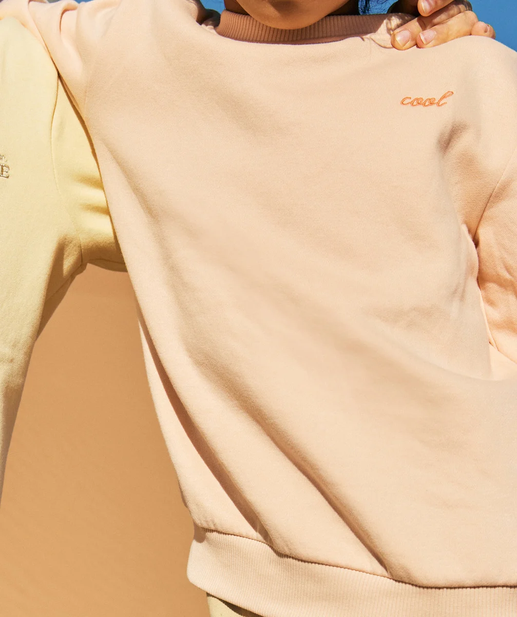 SWEAT MANCHES LONGUES GARÇON EN FIBRES RECYCLÉES ORANGE AVEC MESSAGE BRODÉ