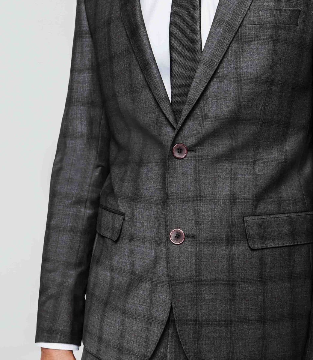 Costume à carreaux gris