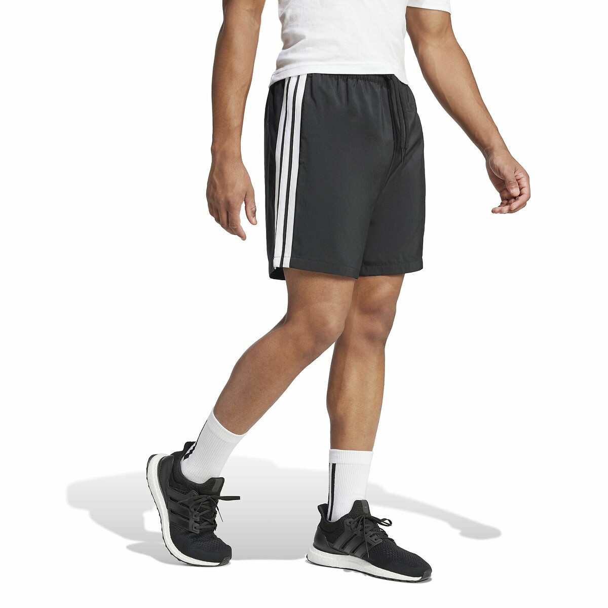 ADIDAS ROUPAS ESPORTIVAS<br>Shorts essenciais com 3 listras Chelsea