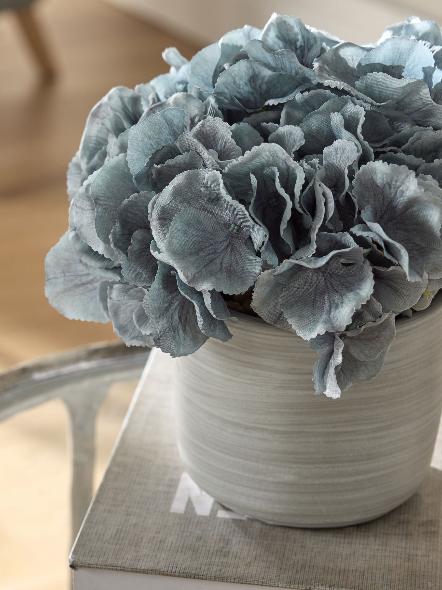 Kunsthortensia in rustieke pot