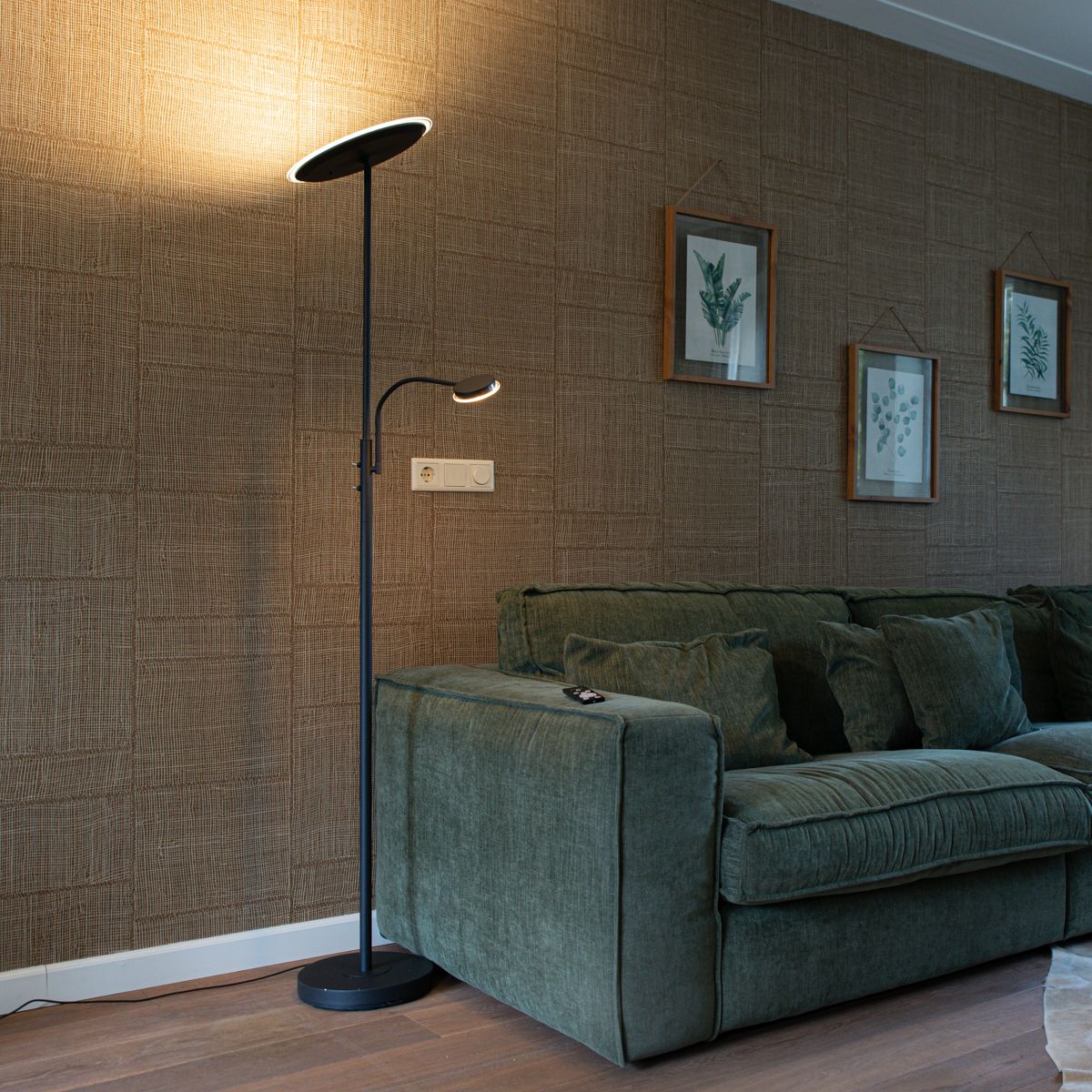 Moderne vloerlamp zwart incl. LED dimbaar met leesarm - Strela
