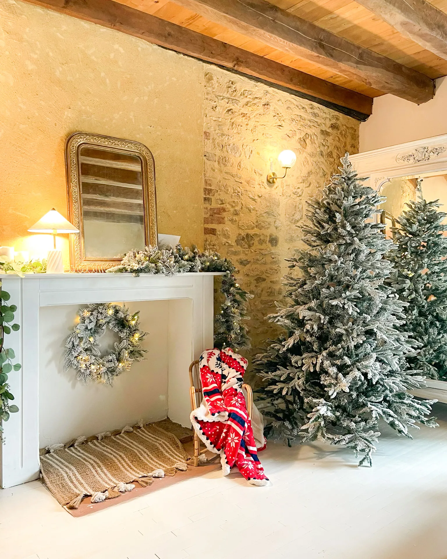 Besneeuwde kunstkerstboom BASSIE 210 cm Wit