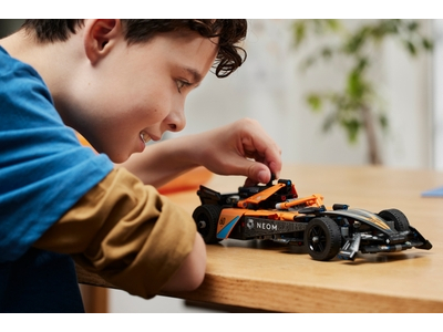 LEGO NEOM McLaren Formula E racewagen (42169)