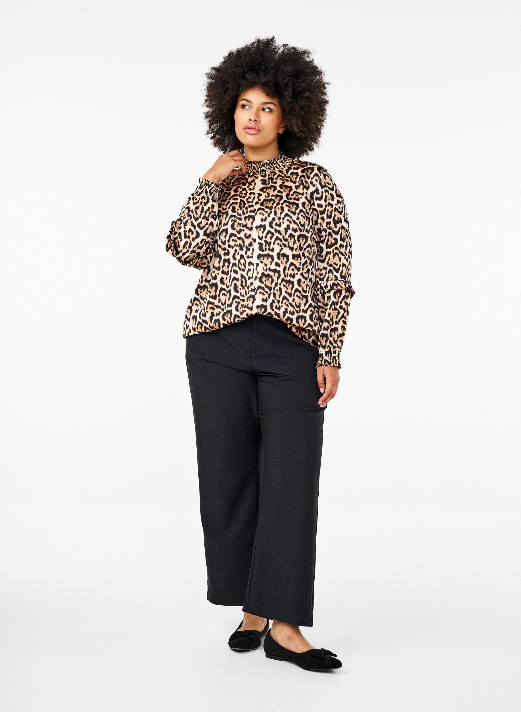 Bluse med smock og leopardprint