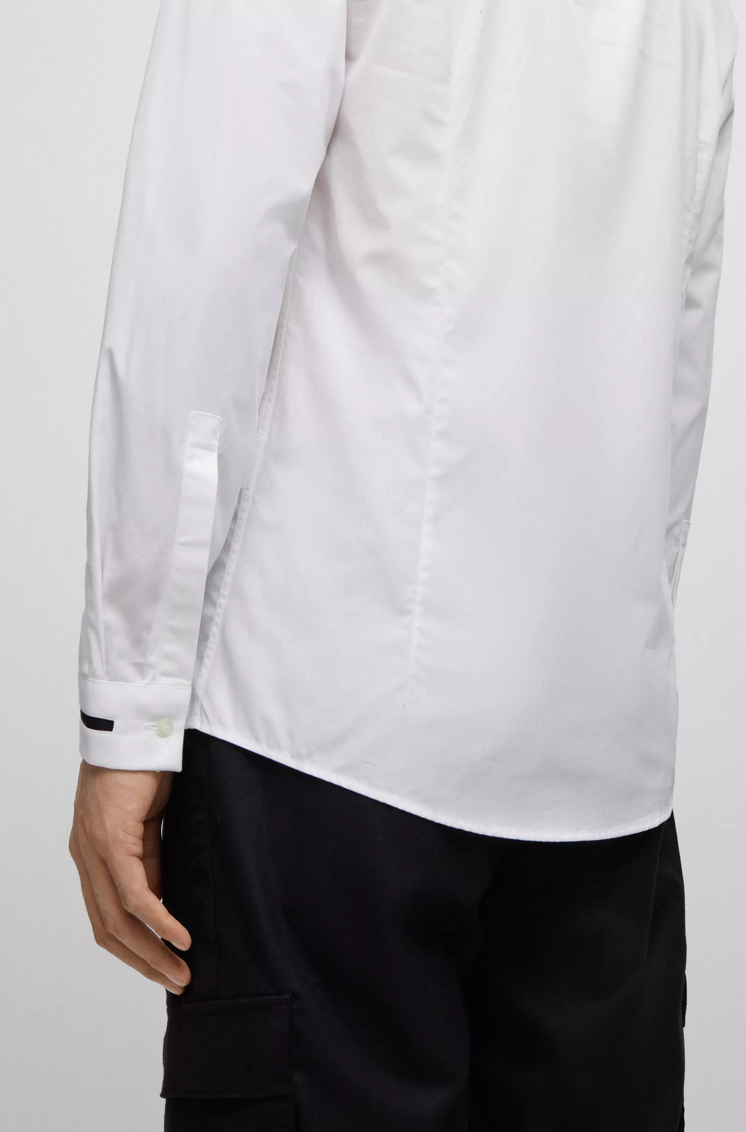 Camisa HUGO vermelha, extra slim fit, em algodão com detalhes contrastantes.