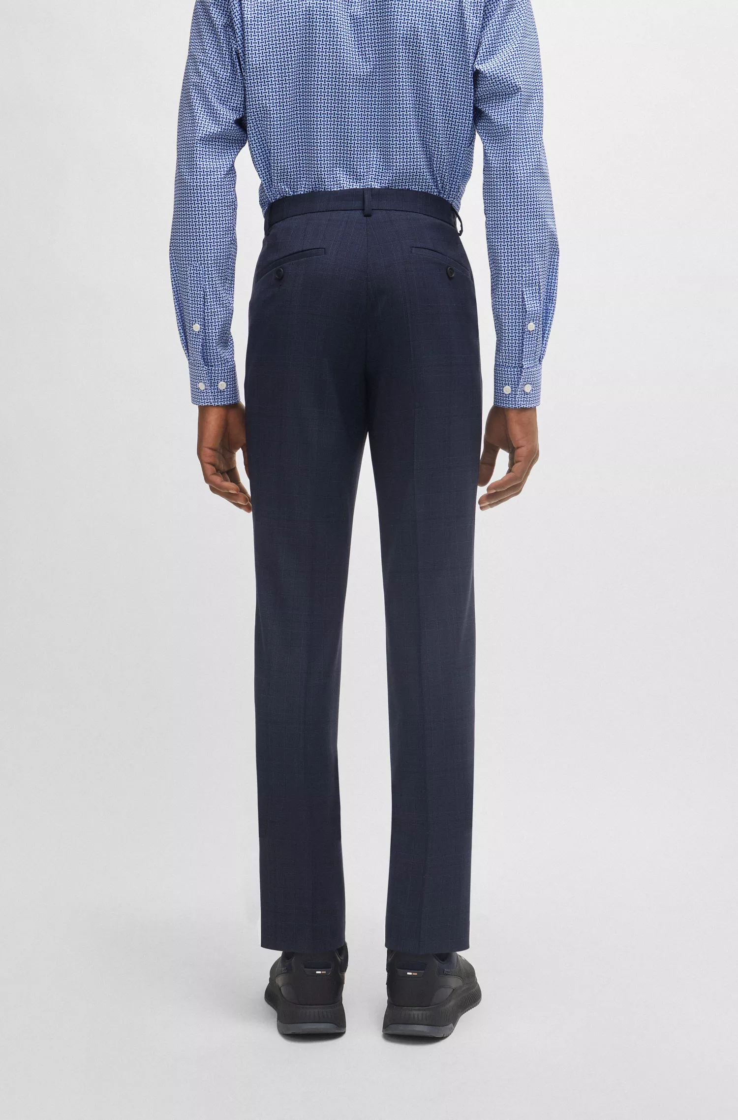 Terno BOSS preto slim fit em lã virgem xadrez.
