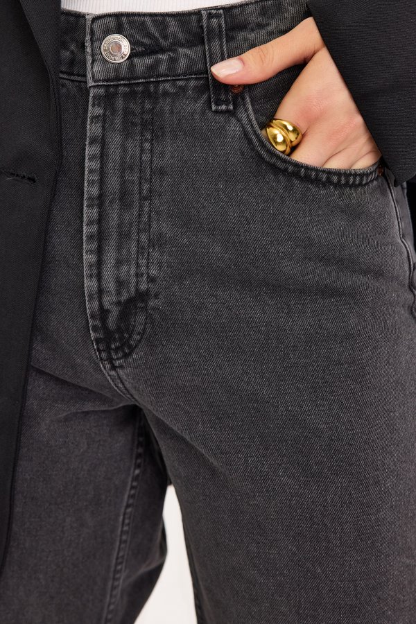 THE STRAIGHT FIT