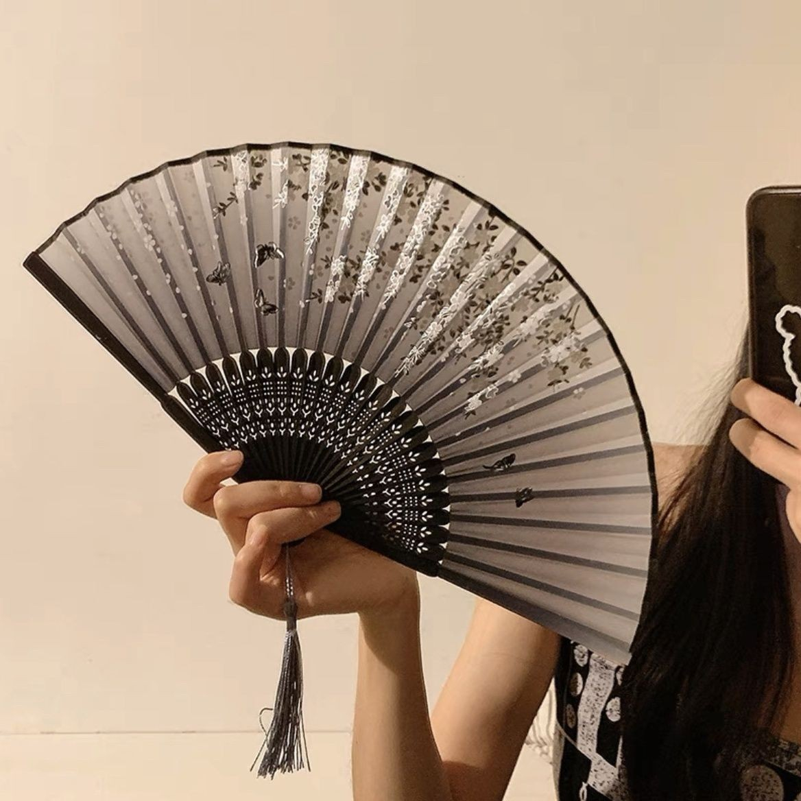 Bambus Fächer Faltbarer Handfächer Sommer Fan mit Quasten Anhänger Blumen - Schwarz / Weiss