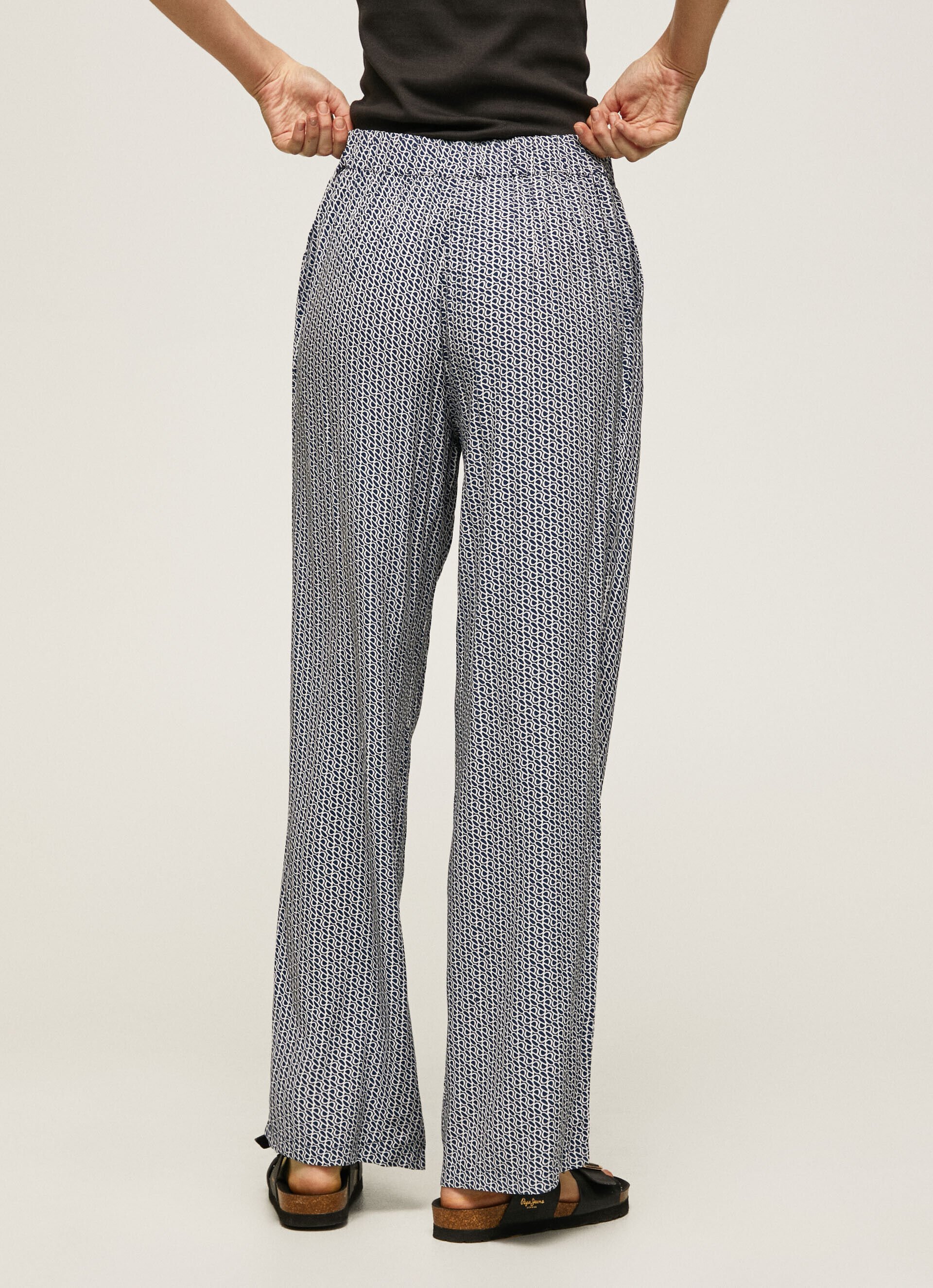 Calça com estampa de logotipo por toda a peça - multicolorida