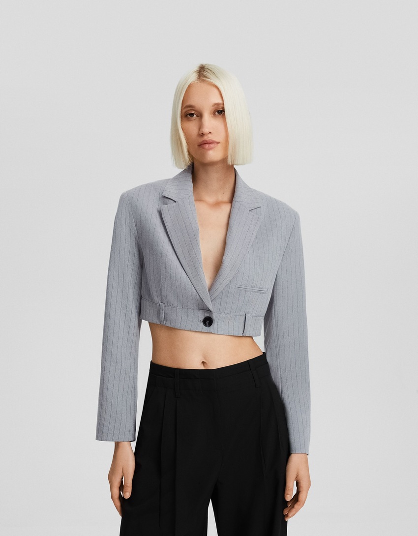 Blazer curto com risca de giz