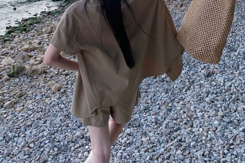 Trendycas - Effen overhemd met korte mouwen en kraag / Effen skorts met gemiddelde taille