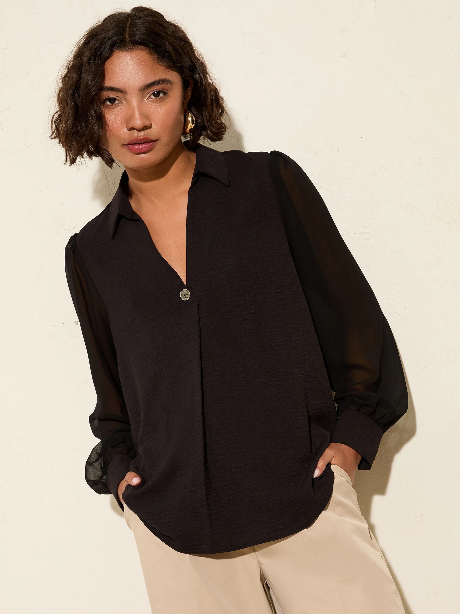 Zwart - Friends Like These blouse met V-hals, knopen en lange mouwen