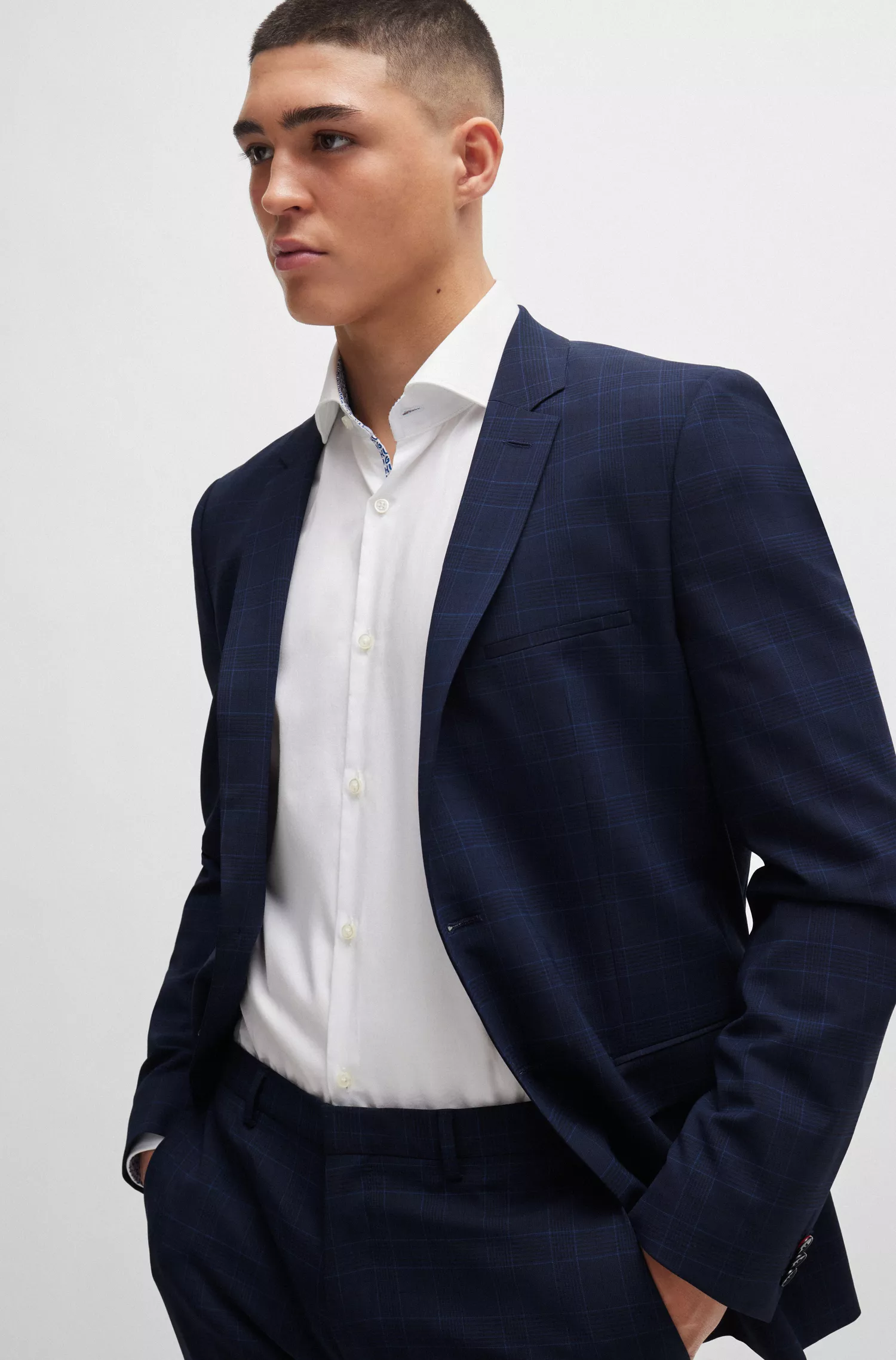 Terno xadrez HUGO vermelho, corte extra slim, em tecido elástico de alta performance.