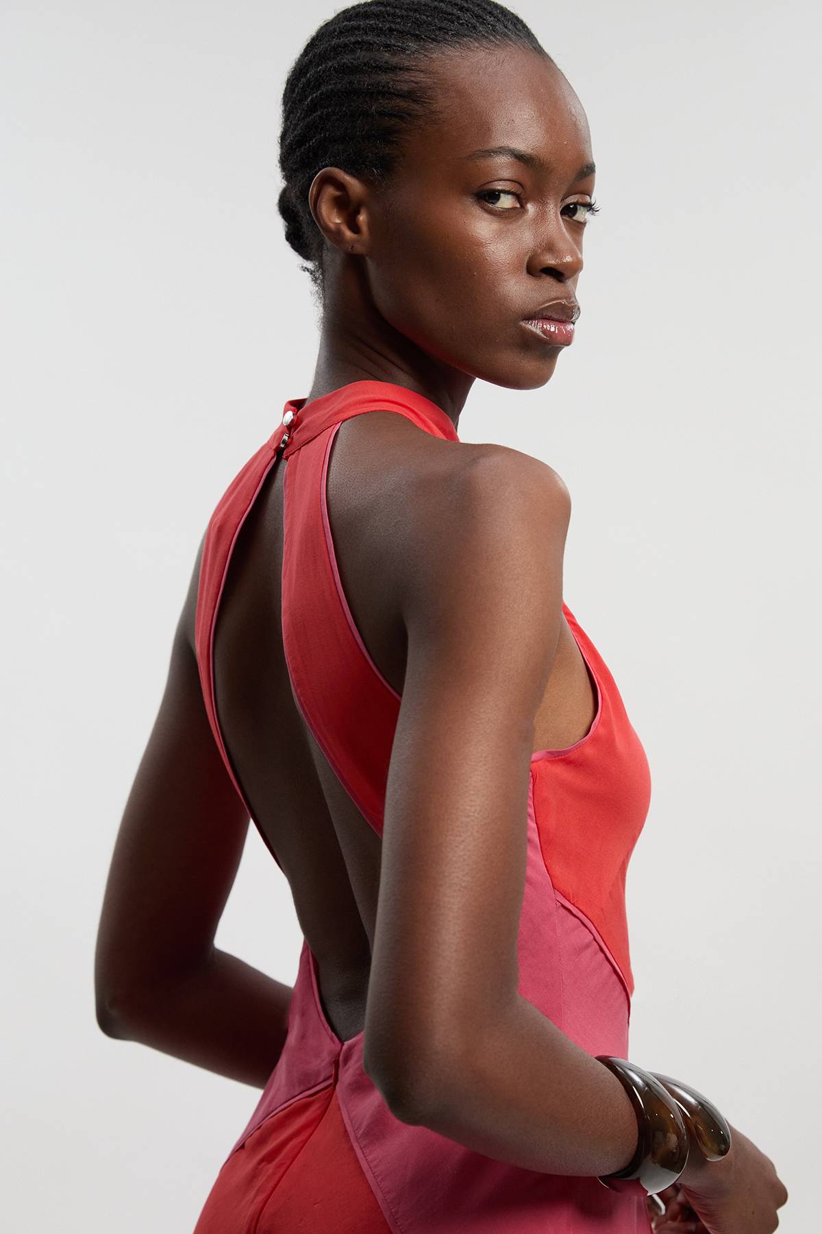 KarenMillen Robe Maxi Tissée à Encolure Licou en Tencel Fluide à Blocs de Couleur