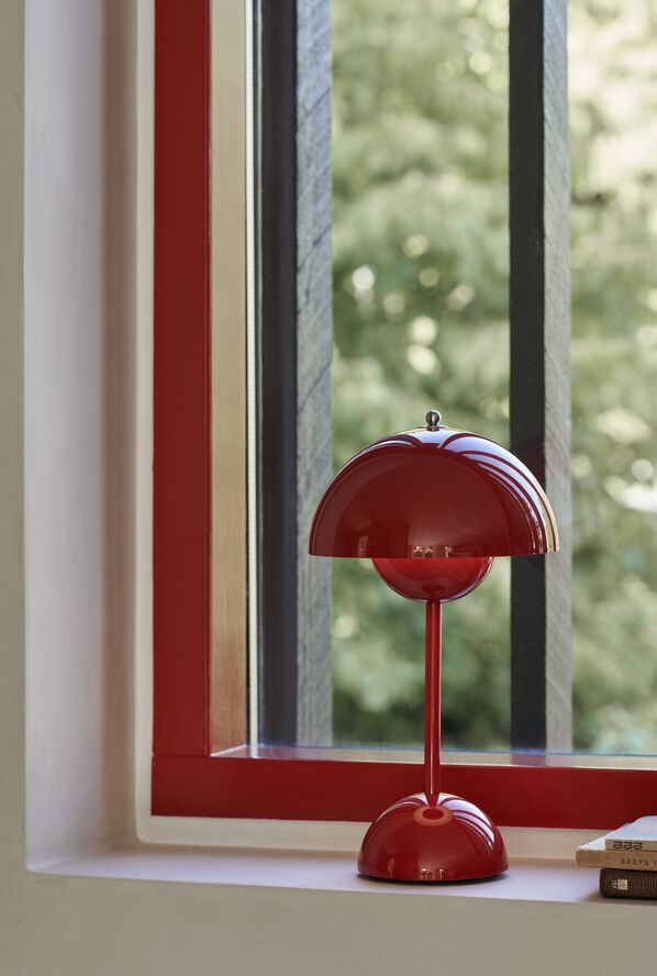 &Tradition Flowerpot Portable Lamp VP9, Magnetic Charger Vermilion red